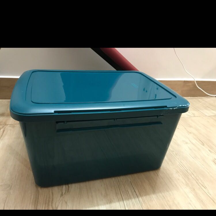 Sản phẩm đẹp, nhưng bị vỡ một góc nắp chắc do quá trình vận chuyển (lười đổi trả nên tự dán lại).
Tiki giao lâu quá, 1 tháng trời, đóng gói không được cẩn thận.