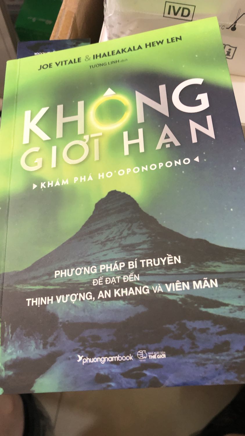 Mình đã đọc đc nửa cuốn, cách viết của tác giả như để giới thiệu và chào mời về khoá học vậy, trong các phần dẫn chứng thì giới thiệu thêm rất nhiều trang web khác của các đối tác khác, cũng cùng kiểu “làm sao để có cuộc sống tốt đẹp hơn” - một dạng tiếp thị liên kết. Mình nghĩ rằng phương pháp Ho’oponopono là một cách rất hay để tiến đến sự giải thoát hay giác ngộ, phù hợp với những người với lòng tin tuyệt đối vào đấng tối cao, vũ trụ; nhưng không thích cách cuốn sách này dẫn dắt.