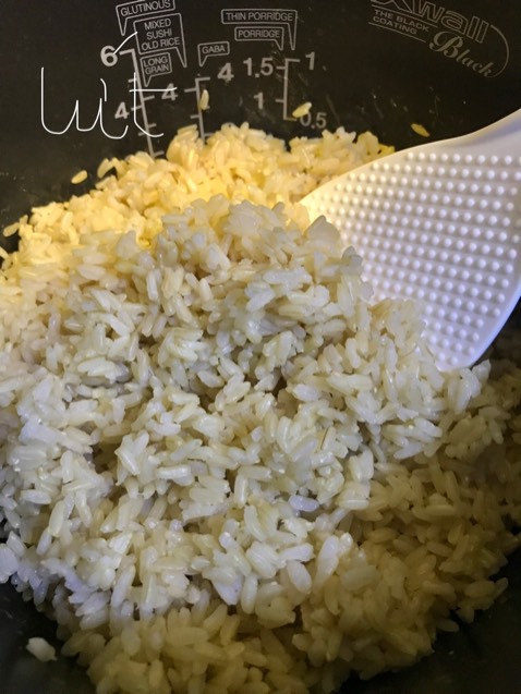 Nồi cơm rất đẹp, nấu cơm ngon và nhanh (20' tổng cộng cho 2 cup), lòng nồi dày & lớp chống dính có vẻ chắc chắn. Menu dễ sử dụng, đặc biệt nồi có ghi nhớ nên khi đã nấu ở chế độ nào rồi thì lần sau nồi tự chọn lại chế độ cũ, ko cần bấm lại menu.

Mình đã thử nấu cơm gạo trắng thường Glutin Rice, cơm dẻo ngon và nguyên hạt.
Nấu cơm gạo trắng ở chế độ High Heat thì cơm dẻo nhưng hơi khô, cần cho nhiều nước hơn chế độ bình thường một chút (2 cup gạo thì nước đến vạch 2.5 của Long Grain)
Nấu cơm gạo lứt Brown Rice dẻo ngon. Mình nấu 2 cup gạo lứt thì đổ nước đến vạch số 3 của Long Grain.
Nấu cơm gạo lứt chế độ Gaba thì nồi tự ngâm gạo 2h rồi mới bắt đầu nấu tiếp 1h nữa. Chế độ Gaba ngâm gạo nên ko cần đổ dư nước, đổ đúng mức nước ở vạch Gaba (2 cup thì nước đến vạch số 2) là được.

Các chế độ khác chưa thử. Hy vọng nồi sử dụng bền!