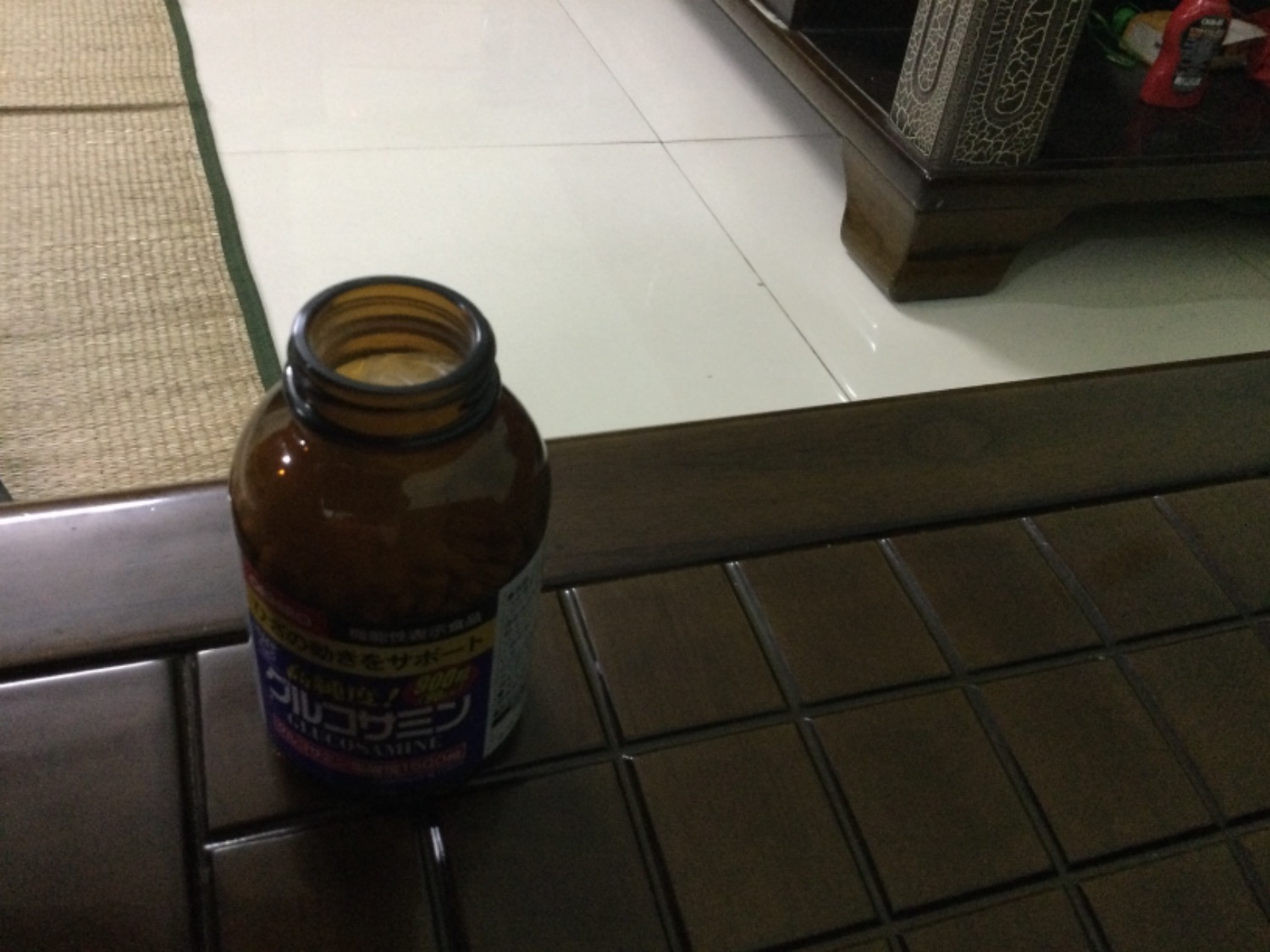 Hàng chưa dùng chưa biết chất lượng thế nào. Nếu hiệu quả sẽ mua tiếp. Nhưng lọ không có seal, mở ra đã như thế này nên hơi phân vân.