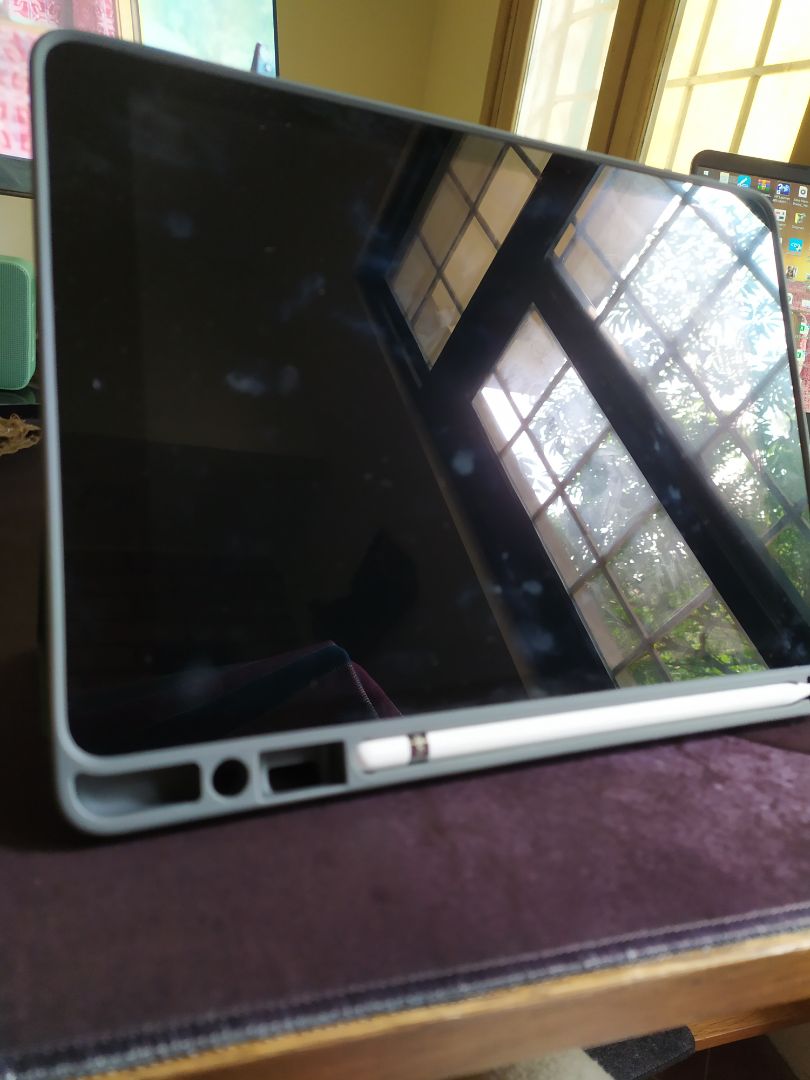 Giao rất nhanh, ngày hôm trước đặt hôm sau đã giao. Bao nhìn nhẹ nhàng đơn giản, các khớp hơi cứng chút chắc dùng lâu sẽ mềm. khe để bút ok dễ lấy. Có điều khi lấy bút ra chân dễ đổ.