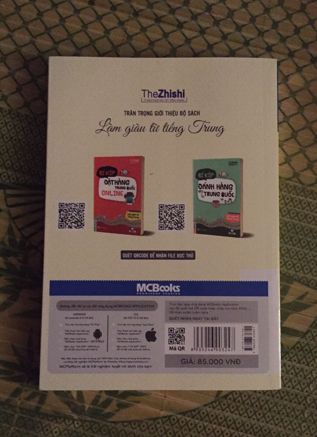 ship nhanh, bìa sách cứng cáp sạch đẹp- đây là toàn bộ ưu điểm
Nhược điểm:
- Cách phát âm ở sách sai lung tung lên hết
- App dùng để học thật sự không học nổi, giọng đọc rất khó nghe, mỗi một bài cứ đọc ầm ầm đi không ngắt nghỉ gì cả