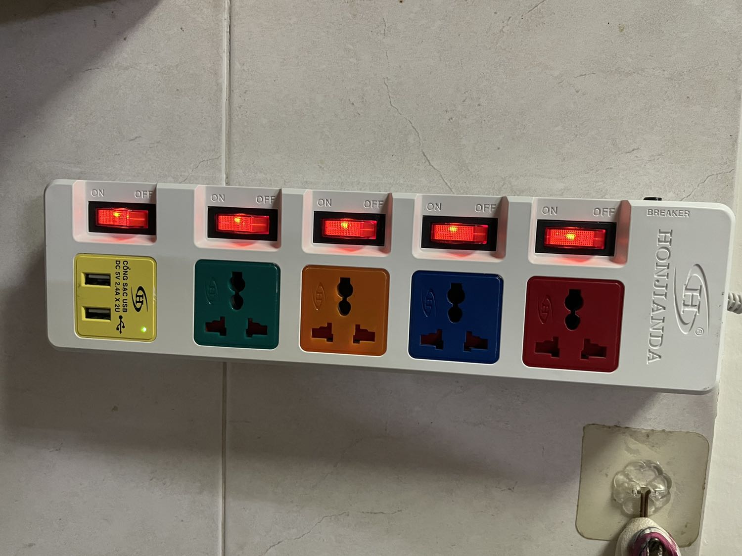 Tem đã bị bóc rách dán lại (hàng không phải mới), dây bị trầy rách, dù hàng được đóng trong bịch nilong kín. (Cũ làm lại trong bọc mới). Không hài lòng về sản phẩm. Cần gấp nên xài đỡ luôn. Chứ bán hàng vầy ko dám mua lần 2