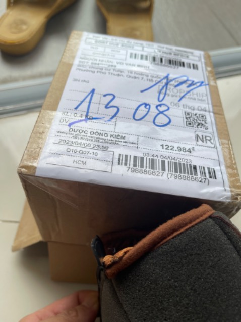 Hàng máy rất đơn giản và bị bong đường chỉ . Hàng sx năm 2020 nhưng không hề để thông tin khi bán hàng . Đóng gói không cẩn thận nhăn nhó như giấy báo vì lại .