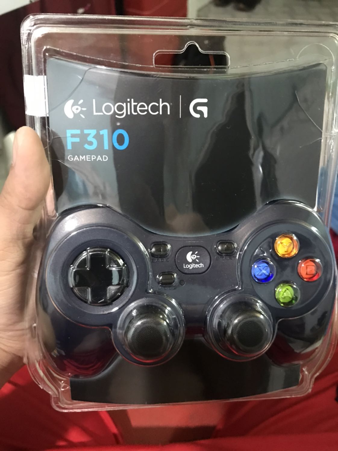 Lâu lâu mới đá Fifa Onl 4 mà đá bàn phím thì ko đã nên đặt 1 em F310 này về cho thoả đam mê.
- Thiết kế : Cầm trên tay khá ổn, nhẹ . Có điều phần tay nắm hơi ngắn một chút .
- Nút bấm : So với tay PS4 trước đây mình hay chơi thì vị trí các nút LB/LT RB/RT được đảo vị trí cho nhau . Phím trên là nút bấm cứng, phím dưới là nút lẫy dạng cò. Dẫn tới thao tác khi muốn Cầu thủ chạy nhanh hay cứa lòng hơi ngược so với thói quen. Nhưng rồi cũng quen.
- Kết nối : Cắm vào là chơi, tín hiệu ổn định. Dây cắm dài 1.8m nên với mình xài PC thì quá ổn. Những bạn nào muốn xài cho đầu PS thì sẽ hơi ngắn.

*** Có một chút lăn tăn với việc vỏ hộp bị bể , nứt như hình . Còn lại thì quá okie.