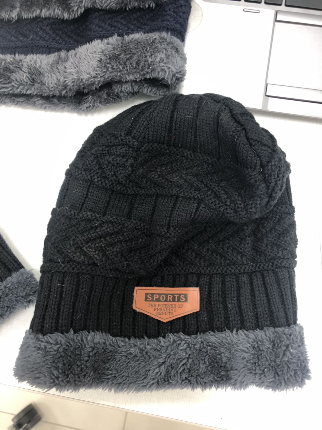 Shop giao hàng rất tệ
1. Đơn hàng đặt 3 cái, bao gồm 3 mũ và 3 tấm lót nỉ, nhưng thực tế chỉ nhận: 03 mũ và 02 tấm lót nỉ

2. Đơn hàng đặt 3 set đều màu xanh than. Thực tế nhận: 1 cặp xanh than như đơn hàng. Còn lại là 2 mũ và 01 tấm lót màu đen

3. Hàng rất cũ và dơ. Riêng mũ màu đen (tuy kg đặt hàng nhưng vẫn “bị” nhận: mark của mũ đã bị rách nhá nhem trông cực kỳ mất thẩm mĩ

Đề nghị shop xem lại chất lượng sản phẩm trước khi giao hàng cho khách
Đề nghị khách kiểm tra số lượng của đơn hàng trước khi giao
Tôi hoàn tất mất niềm tin khi mua hàng trên trang TIKI này