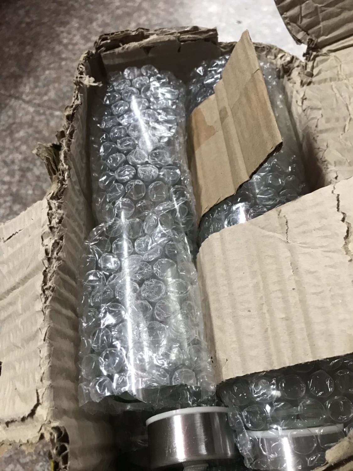 Giao hg bị vỡ... khi nhận mình bảo với giao hàng rằng bị vỡ vì nó có tiếng kêu khi bê vào hộp,, họ nói k sao,, ,, khi gọi họ quay lại xem k dám nghe máy,,, biết vậy k nhận ; giờ sao ...bực mình ghê và thấy *** hơn khi mua hg trên mạng