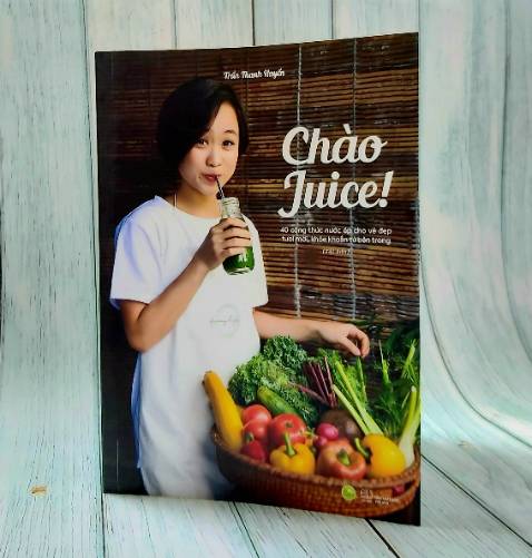 Cho đến ngày mình tìm thấy blog juicylife.vn của chị Huyền, mình hiểu hơn Juice không còn đơn thuần là nước ép cam, ép bưởi trước kia nữa mà nó là cả thế giới sắc màu được ép từ vô vàn những rau củ quả. Juice không đơn giản chỉ để giải khát nữa mà Juice là cách nhanh nhất và đơn giản nhất giúp cơ thể của mình khỏe hơn, tươi mới hơn với dinh dưỡng, vitamin và enzyme sống từ rau củ quả.
Nguyễn Huyền - Trưởng nhóm Chăm sóc khách hàng thương hiệu True Juice