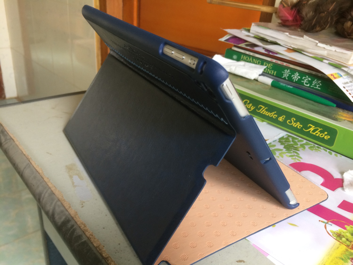 Vừa vặn ipad air, tốt trong tầm giá, hơi nặng khi để giá đứng thì cảm nhận rất vững. Mua về nhận xét luôn, không biết sài thời gian có bong tróc lớp da ở ngoài không thì chưa biết. Mức giá này tạm ổn!