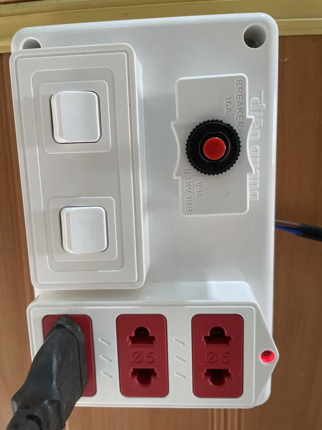 Quá tuyệt với shop ơi. Giá mềm. Nhựa đẹp
Hoàn thiện tốt. 16A thì cắm 2 nồi lẩu cũng ok …..