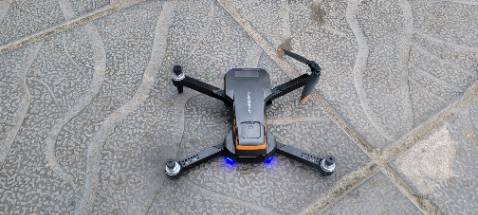 Flycam không bay được, chỉ có 3 cánh quay, 1 cánh ko hoạt động (ảnh 1), bộ bảo vệ cánh thiếu 1 chiếc (ảnh 2). Lắp điện thoại vào không thể điều khiển được.