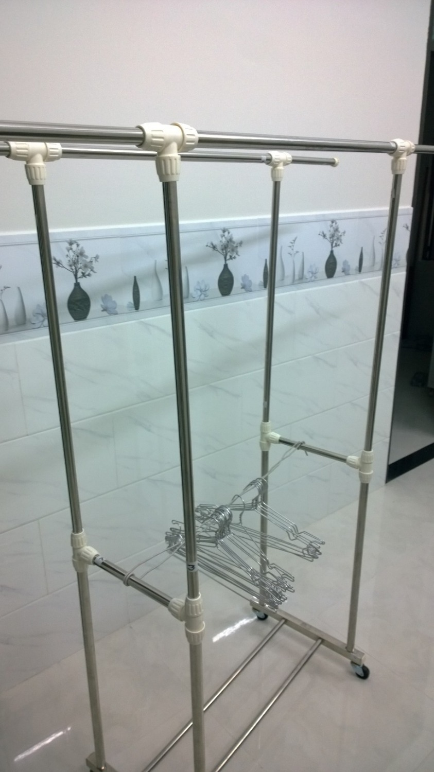 Mua về loay hoay một hồi mới lắp xong, cũng không khó lắm, lắp phần chân hơi mệt nhất, do lỗ khoan sẵn hơi chật so với cái thanh inox đưa vào. Lắp xong thì thấy khá là ok. Giàn phơi cao khoảng 1.7m, thanh phơi ngang cũng cỡ đó. Phơi đc nhiều đồ, cứng cáp, có bánh xe. Giá 260k cũng mềm. Chế thêm sợ day bụt ở giữa nữa tiện cho bỏ móc