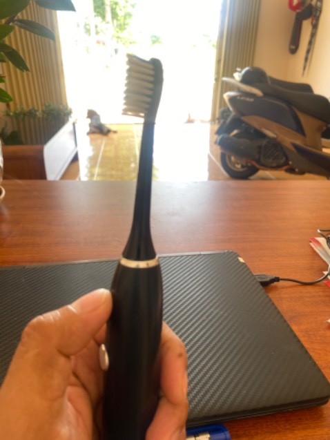 Đầu bàn chải theo máy (đáy có số 2) và đầu bàn chải mua tike (đáy có số 8). 
Lắp bàn chảo mới này thấy không khít vô. Vẫn còn trống một khoảng. 
Lỗ để nhét phía thân vào có vẻ nhỏ và nông hơn, nên ko xuống hết được
( 2 ảnh đầu là bàn chải cũ của mình, 2 hình sau là bàn chải mới đặt)