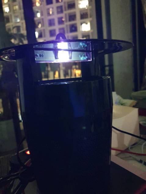 Lồng đèn bắt muỗi to, quạt hút mạnh hơn các loại đèn muỗi made in china khoảng 100k. Đèn led một bên sáng trắng, một bên sáng kiểu tia cực tím. Đang dùng thử, sẽ đánh giá tiếp về hiệu quả bắt muỗi.