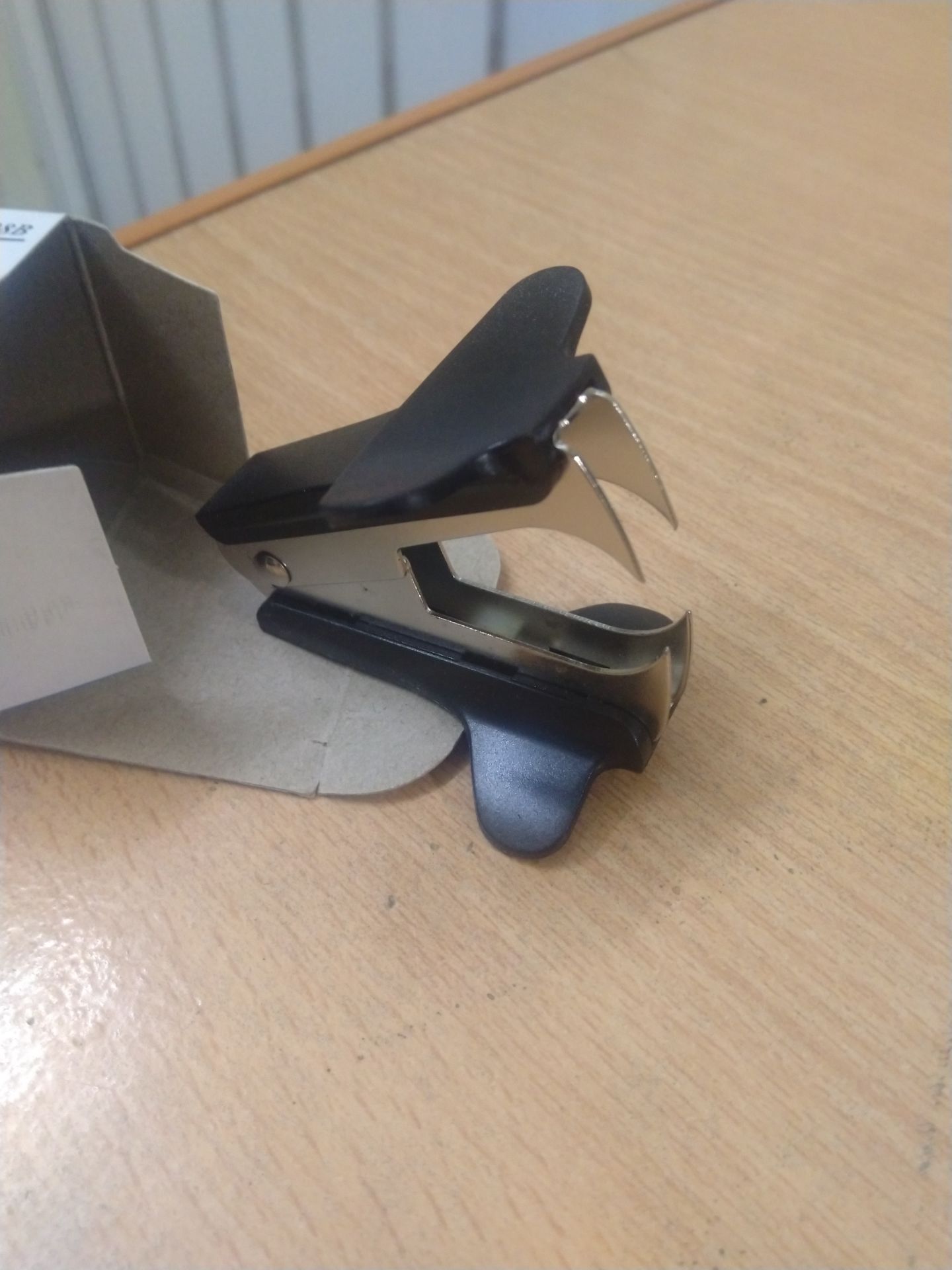 Nhỏ nhưng có võ. Mũi nhọn rất sắc, nghịch thử rách cả giấy. Gỡ ghim rất tiện lợi, đỡ đau tay. Rất tiện cho những bạn hay xé vở làm giấy kiểm tra. Tiki giao hàng nhanh chóng.