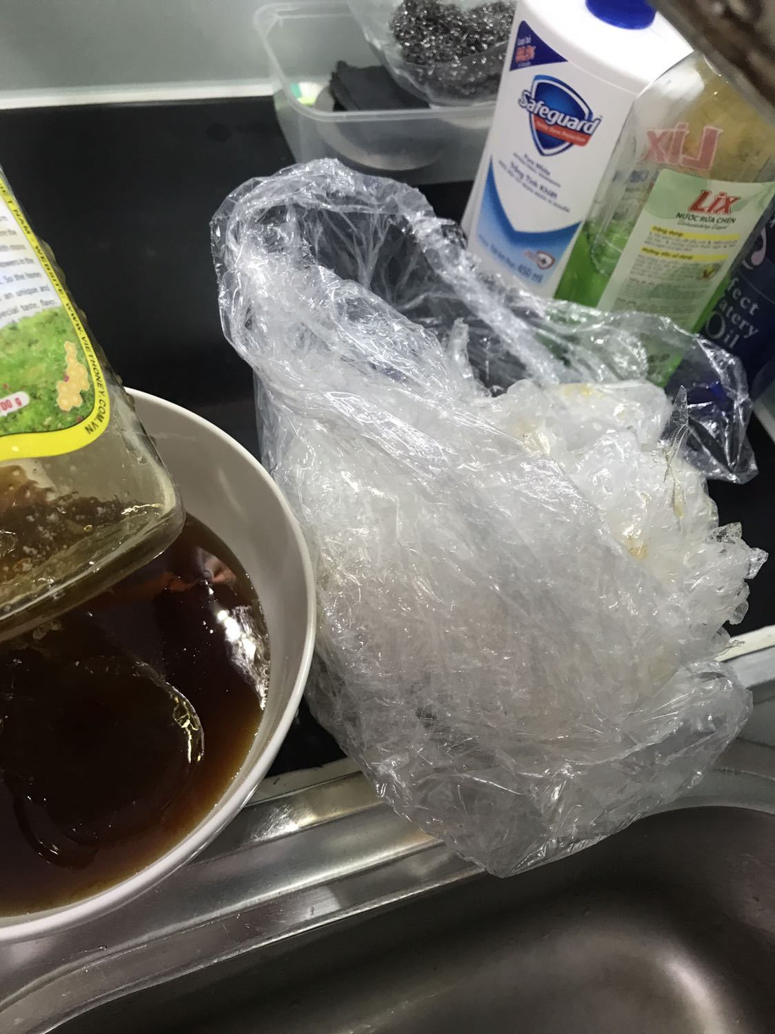 Thất vọng quá. Mình mua 3 chai lúc nhận hàng thì thùng giấy bên ngoài đã đổ đầy mật ong, mở hàng ra thì có 1 chai bị vỡ, đổ hết nửa chai luôn. Mình phải chiết ra tô để giữ phần còn lại haizz