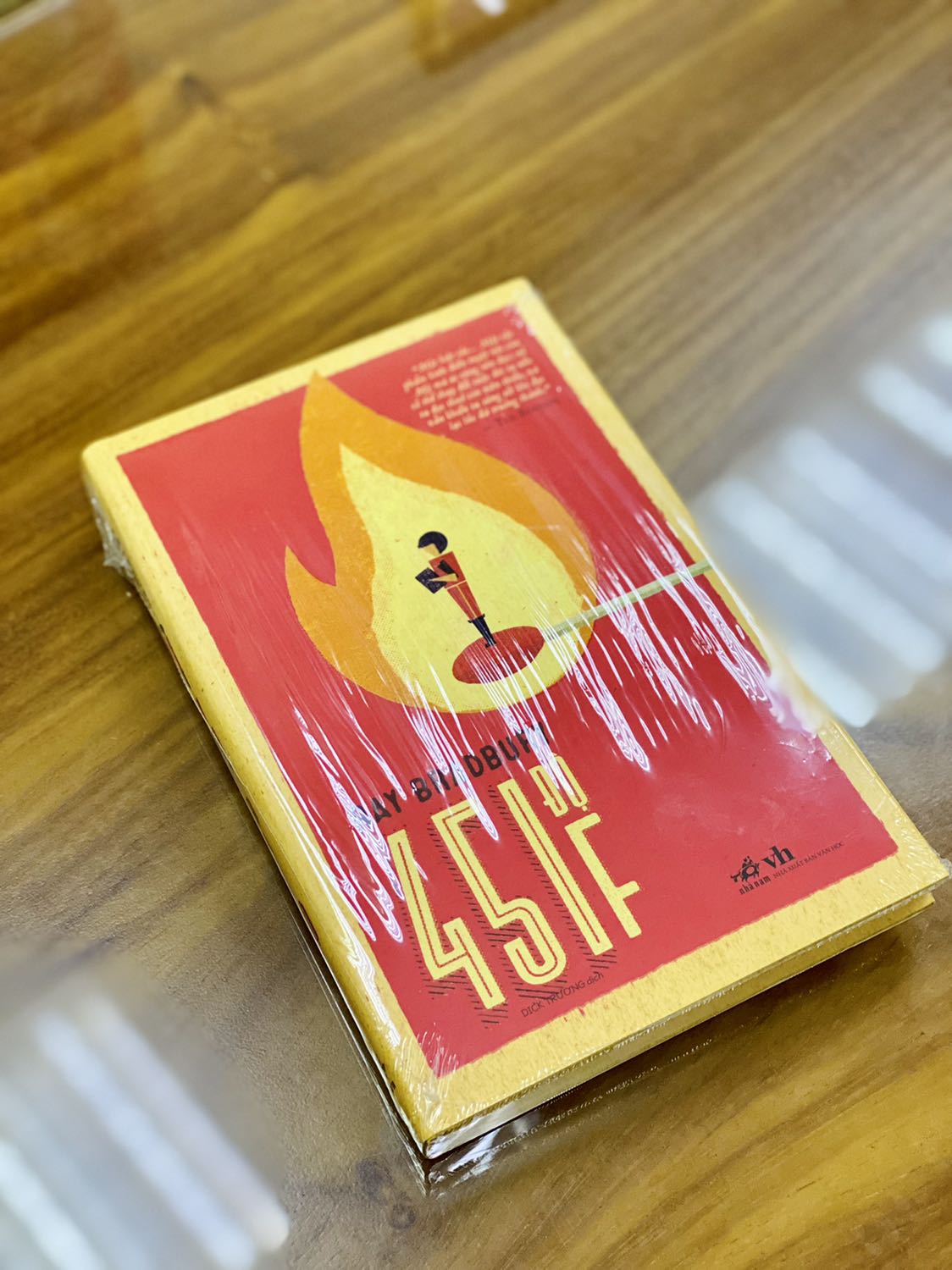 - Fahasa giao hàng nhanh hơn dự kiến 2 ngày, thùng hàng được đóng gói chắc chắn, cẩn thận. Sách được bọc chống sốc và màng co phẳng phiu. 
- Sách khổ vừa, bìa cứng, cầm chắc chắn, chất lượng giấy ổn nhưng khá mỏng, có thể thấy chữ của trang bên kia. Bìa sách đẹp, màu đỏ chủ đạo rực rỡ.