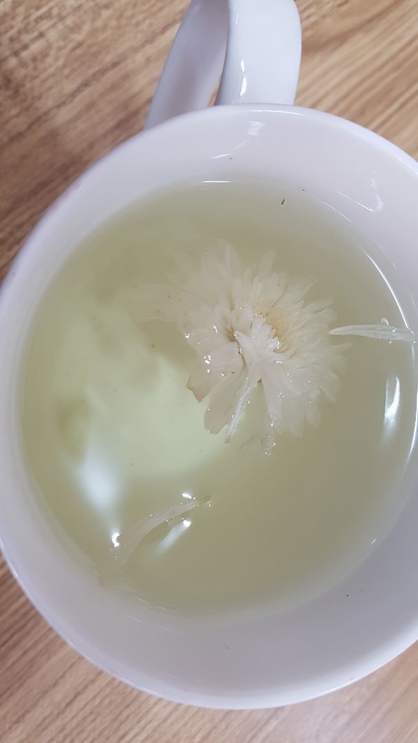 Mua vì bình luận 5*, nhận hàng chỉ muốn trả lại:
Hoa cúc rất dơ, pha nước toàn bụi thôi mặc dù đã rửa và trần nước sôi trước đó.
Kỷ tử nhúng nước chưa kịp rửa đã ra màu, mình vất luôn ko dám uống. Kỷ tử khô do bảo quản chứ ko phải dạng khô tươm mật như ở nơi khác bán, cộng thêm ko thơm
Long nhãn cũng dơ và bụi, ko ngọt
Táo tàu thịt quả rất bở, không giống những loại mình đã dùng trước đây
Giá so với shop online khác thì tương đối, so với chợ Hải Thượng Lãn Ông gấp đôi!
Bài học khi lười tự đi mua!