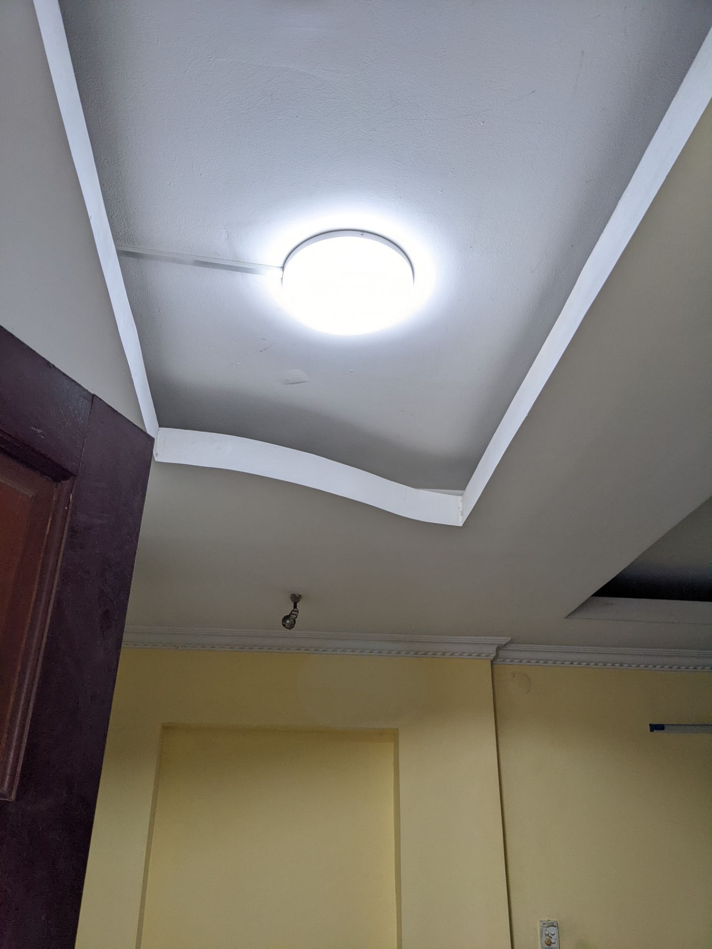 ánh sáng hơi ấm hơn so với đèn thông thường một chút, nếu bạn nào có dùng đèn của hãng khác trong cùng không gian thì lưu ý. đóng gói và chăm sóc khách hàng tốt