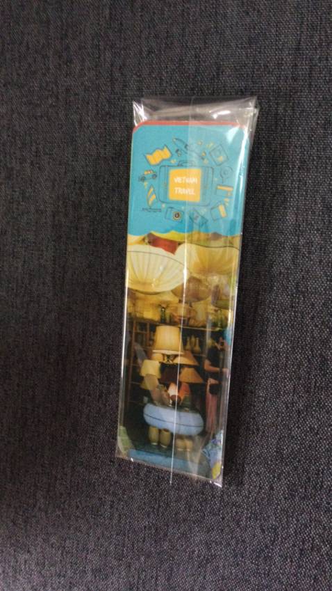 Bookmark đóng gói ok, có kèm hộp ở ngoài, kích thước to nhưng khi kẹp vào sách thì lại thấy xjnh vs ưng ưng ý , giao hàng nhanh