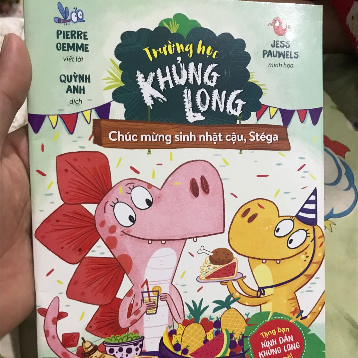 Sách hơi nhỏ so với bé 3-4 tuổi