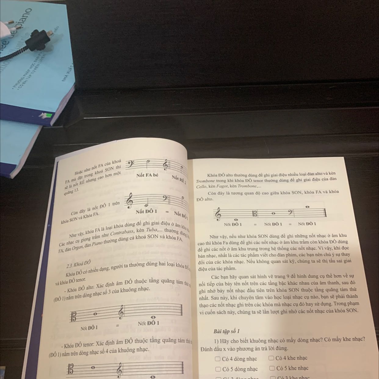 Bọc sách kĩ, giao hàng nhanh. Chữ in sắc nét, kiến thức cực chi tiết cụ thể. Có bài tập đi kèm rất hữu ích.