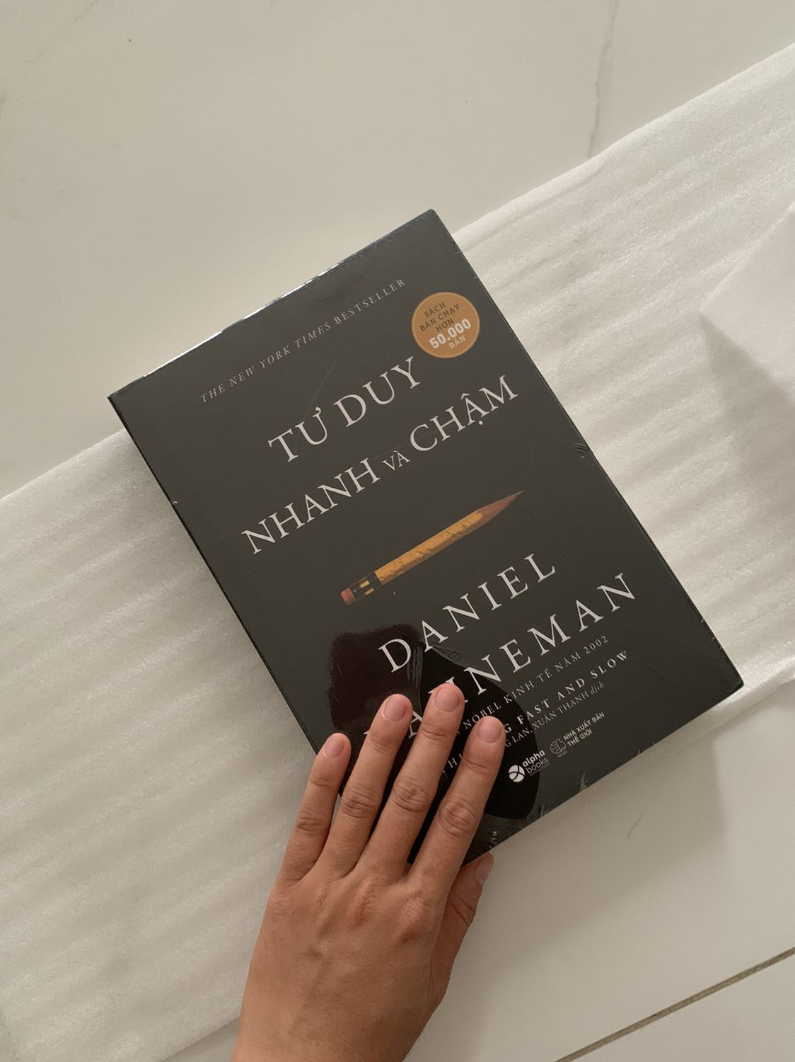 Một trong những cuốn sách đạt giải Nobel của thế giới. Mình mua sách thấy nhà cung cấp đóng gói khá kĩ và giao nhanh. Sách bọc cẩn thận có hình ảnh đính kèm. Bìa sách cứng giá trị trên 300k nhưng mình mua tiki với nhà cung cấp này giảm gần 50% và rất chất lượng. Vote 5 sao cho services tốt từ người bán. Cảm ơn shop nhiều 😘😘😘