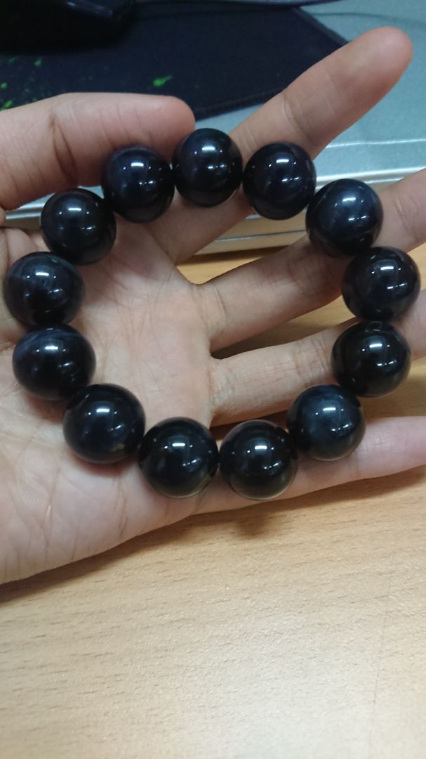 mình chọn vòng cỡ to nhất, gồm 13 hạt, do giá rẻ nên không được trong lắm, đeo mát tay, có lẽ là đá thật, vòng khá nặng. cũng ưng ý