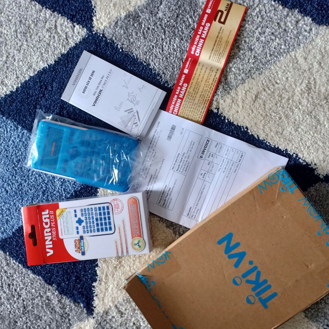 sản phẩm y hình, đầy đủ tem, giao đúng hẹn.
mua hàng việt thì chấp nhận một điều là nhìn, cầm sản phẩm như đồ chơi, nhẹ, nút bấm cũng nhẹ tưng cảm giác như cầm đồ chơi, thật sự! (so với máy Casio thì cầm chắc tay, phím chắc chắn)