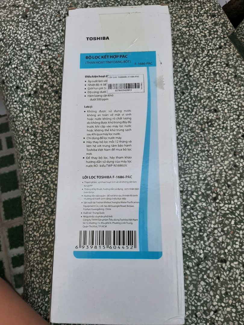 mua 2 cục(pac và C), tuy nhiên đóng gói đơn giản, chỉ bọc ny *** bên ngoài hộp của nhà sx, thay xong phải lọc bỏ tầm 10 lít nước mới dùng được vì có một số hạt lọc nhỏ kèm theo
