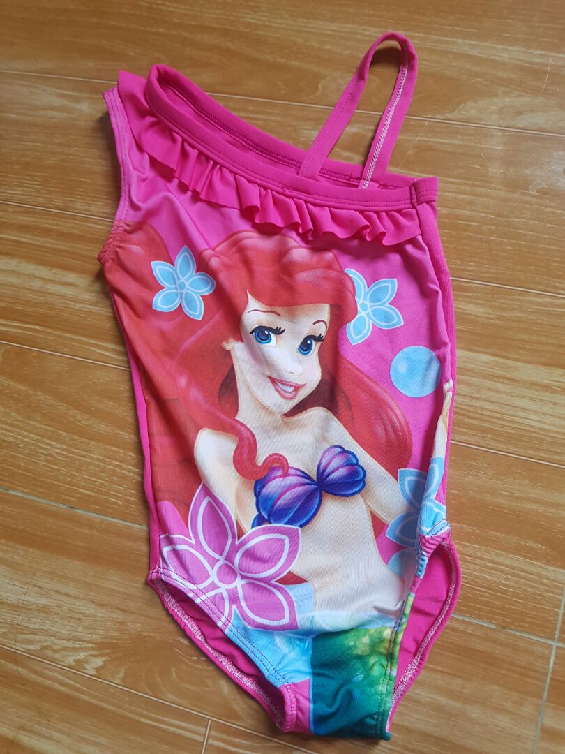 đồ bơi bé mặc dễ thương lắm. bơi lội cũng thoải mái nữa nha