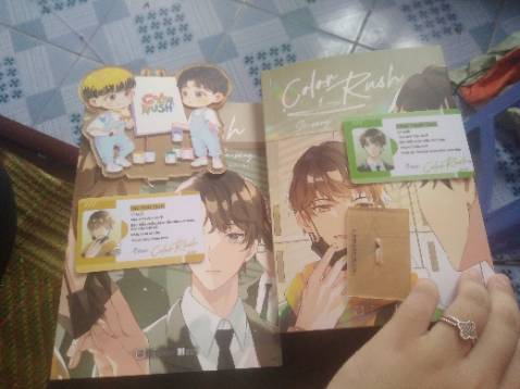 Nội dung truyện thì ôi thôi khỏi nói ròi nha, hay lắm luôn á, bìa in đẹp sắc nét, nói chung là xuất sắc 😍😍😍, mà 1 phần mình quyết định mua là do u mê bà Yu á, bả dịch siêu hay luôn. Standee siêu xinh, mà to nha. Nói chung là siêu ưng ý, mãi đỉnhhhhhhh. Shipper cũng tốt lắm nha, giao nhanh nữa