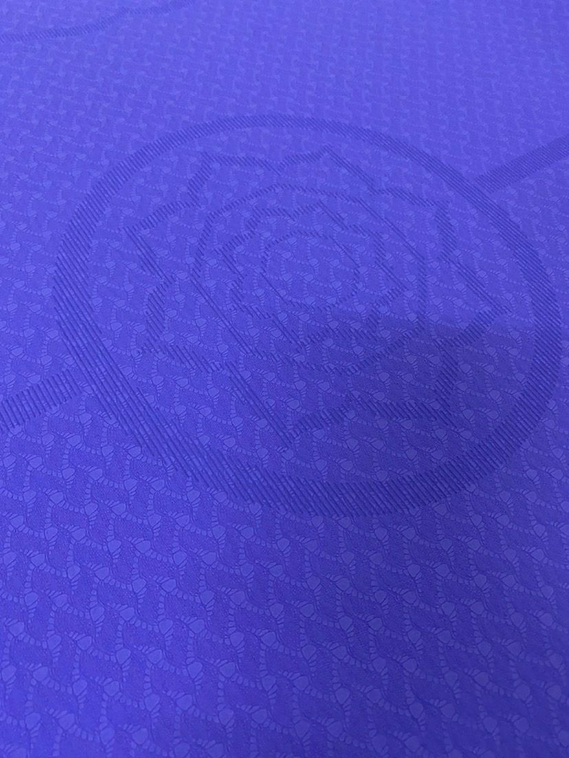 màu nổi quâ. nhưng cũng đẹp lắm. xốp dày, k trơn trượt, êm , sp toota nên mua nhé mn màu nổi quâ. nhưng cũng đẹp lắm. xốp dày, k trơn trượt, êm , sp toota nên mua nhé mn