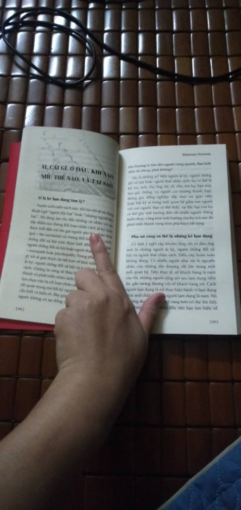 Mình sau khi đọc xong cuốn sách mới viết review, mới đầu bị thu hút bởi bìa sách thiết kế bắt mắt với màu đỏ chủ đạo nhưng sau khi đọc hết cả cuốn sách cảm giác như bị "treo đầu dê bán thịt ***" khi mình nghĩ rằng đây là một cuốn sách khai thác về tâm lý học, cuối cùng lại nhận được toàn là nhận định có phần chủ quan và mơ hồ chứ chẳng thấy tâm lý học đâu, mới đầu được thu hút khá bằng bìa sách màu đỏ bắt mắt. Mình cho rằng đây là một cuốn sách tâm lý học hành vi, nhưng khi đọc rồi cảm thấy nó giống như một blog dưới góc nhìn có phần chủ quan của tác giả hơn là một cuốn sách tâm lý học. Lời văn của tác giả Shannon ở những chương đầu cảm nhận rõ ràng cô cố gắng chỉ trích lên án những người ái kỷ, chống đối xã hội, thái nhân cách hơn là phân tích khách quan về nó, thậm chí cô còn viết có một đoạn đưa một đoạn lên án blogger khác vì có tư tưởng thông cảm với những người bị cho là "thái nhân cách, chống đối xã hội, ái kỷ" mà cô ghét, chính cô cũng khẳng định trong cuốn sách rằng những người "lạm dụng tâm lý" luôn là kẻ xấu, và chỉ chăm chăm nhìn vào một phía, nhưng rõ ràng, mọi thứ trên đời này đều mang yếu tố nhị nguyên, chẳng ai thuần ác cả. Mình khi đọc đến đoạn tác giả nói rằng đã từng trải qua bị lạm dụng tâm lý vì do cha của cô ấy bị sát hại trong một vụ đột nhập và phải sống với một người mẹ bị cho là "kẻ lạm dụng" cô ấy, dường như chính vì việc không thể tha thứ cho mẹ mình ngay cả khi bà đã chết và chứng kiến nhiều người khác giống cô khiến cho cô luôn có tâm lý nạn nhân thì phải? Nếu như những điều cô nói ở các chương trước thì rõ ràng cô không hề quan tâm đến cảm xúc của mẹ mình, và chỉ chăm chăm vào để "chữa lành" nỗi đau của mình, cũng như những người mà cô cho là "người sống sót" giống như cô. Không phải tôi lên án tác giả hay gì, đó là tư tưởng và trải nghiệm của cô, nhưng nếu như vậy, thực tế hầu như những bậc phụ huynh Châu Á đều là những kẻ lạm dụng tâm lý tàn ác đáng căm thù. Cái này cũng có thể đúng, có thể sai, tùy vào góc nhìn và tư tưởng của mỗi người! Nếu đây là một blog trên mạng internet thì tôi sẽ không có ý kiến gì, vì tôi tôn trọng những suy nghĩ của tác giả, nhưng với một cuốn sách phải mất tiền mua thì nó có phần không được tốt lắm, khi tác giả chỉ đơn giản nói về những cảm nhận đầy phiến diện của mình cùng những người trong cộng đồng. Tuy vậy, về những bước trong việc chữa lành sau lạm dụng tâm lý cũng không tệ, đưa ra 6 bước có thể tham khảo thêm. Dù