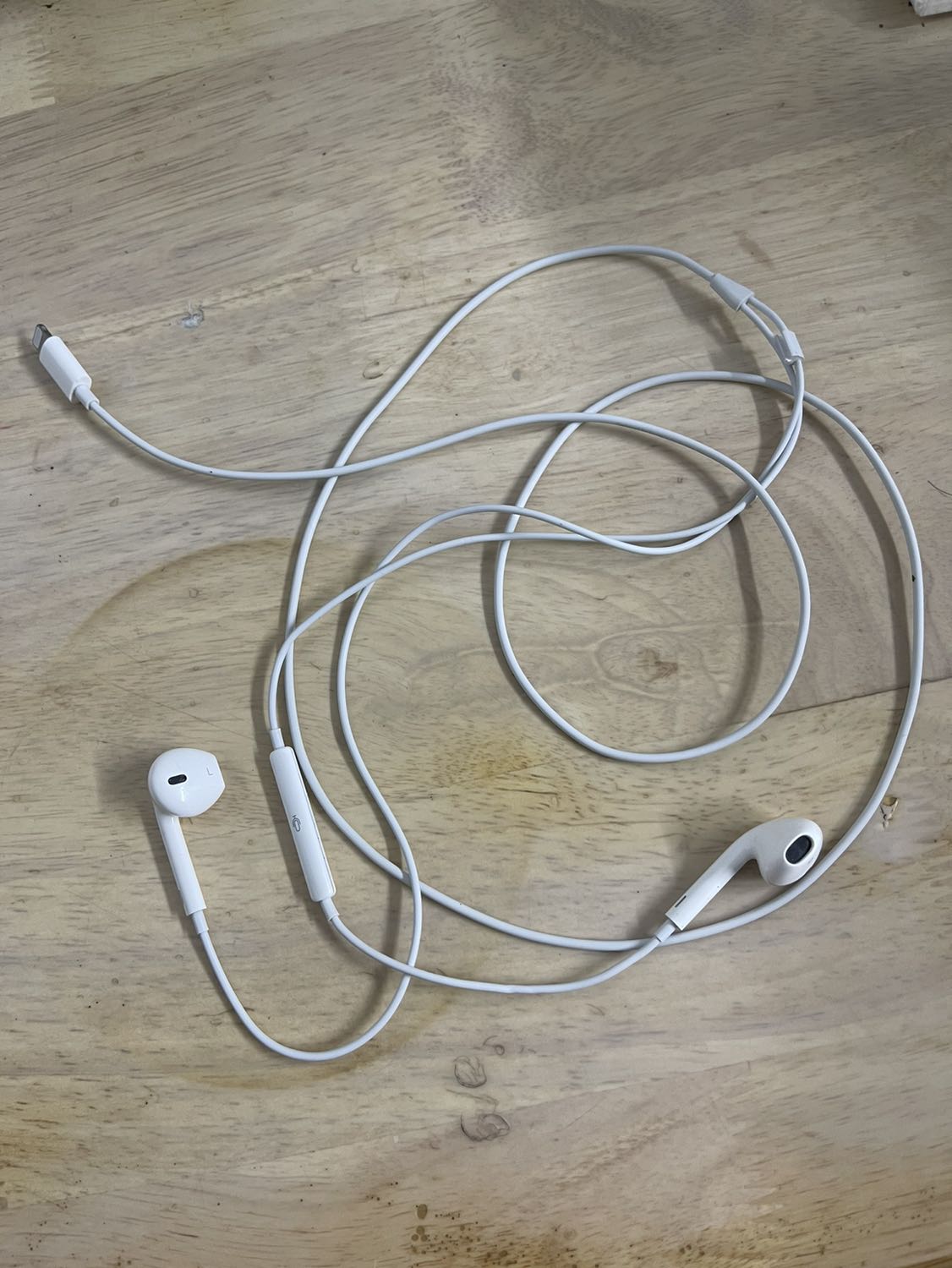 Uầy, tai nghe chính hãng đỉnh thực sự , trước toàn mua mấy cái tai chưa tới 200 nghe không hay lại còn hay hỏng , khuyến khích nên mua nhé mọi người. 
5 sao cho tiki không có nhưng :>>>