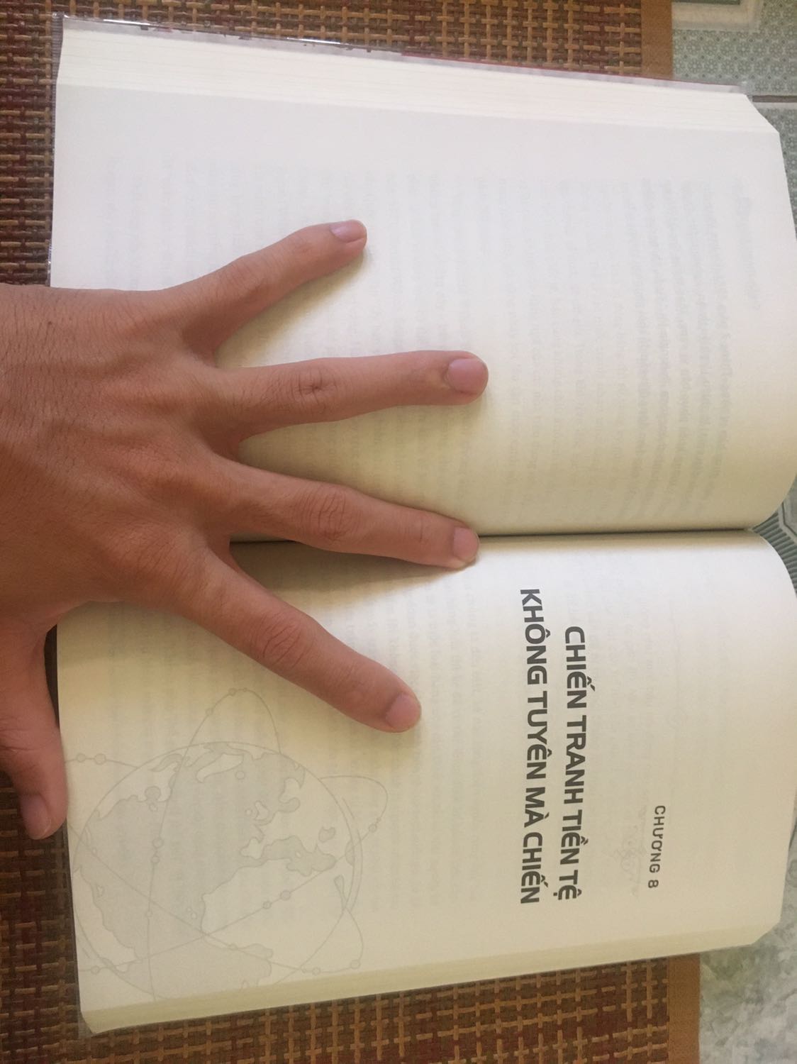 Mình rất hài lòng.

1. Chất lượng của Tiki:

- Tiki trading giao hàng nhanh
- được ưu đãi giá rất nhiều
- chất lượng sách nhận được rất tốt
- Bọc sách bookcare sạch đẹp, cầm sách lên rất ưng.

2. Nội dung sách:

- sách được viết theo lối tường thuật, kể chuyện hoàn toàn từ phía tác giả, ít khi dẫn chứng. Mà vì là lịch sử nên cũng không thể đòi hỏi dẫn chứng được.

- Nên đọc sách này bạn cần một tâm lý mở để đón nhận một góc nhìn hoàn toàn mới về cách thế giới đang vận hành.

- nội dung hay, rất sâu sắc. Hoàn toàn xứng đáng bỏ tiền ra mua đọc.