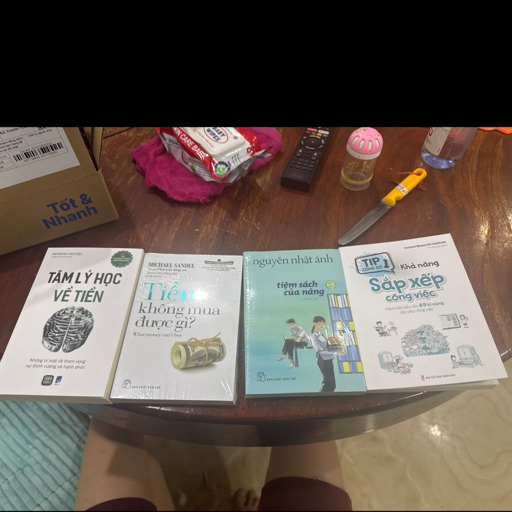 Sách mua về, mình có để trong đơn hàng là bọc bookcare nhưng khi nhận lại không có, mình đánh giá 2* vì co bạn hỗ trợ cố gắng giúp mình