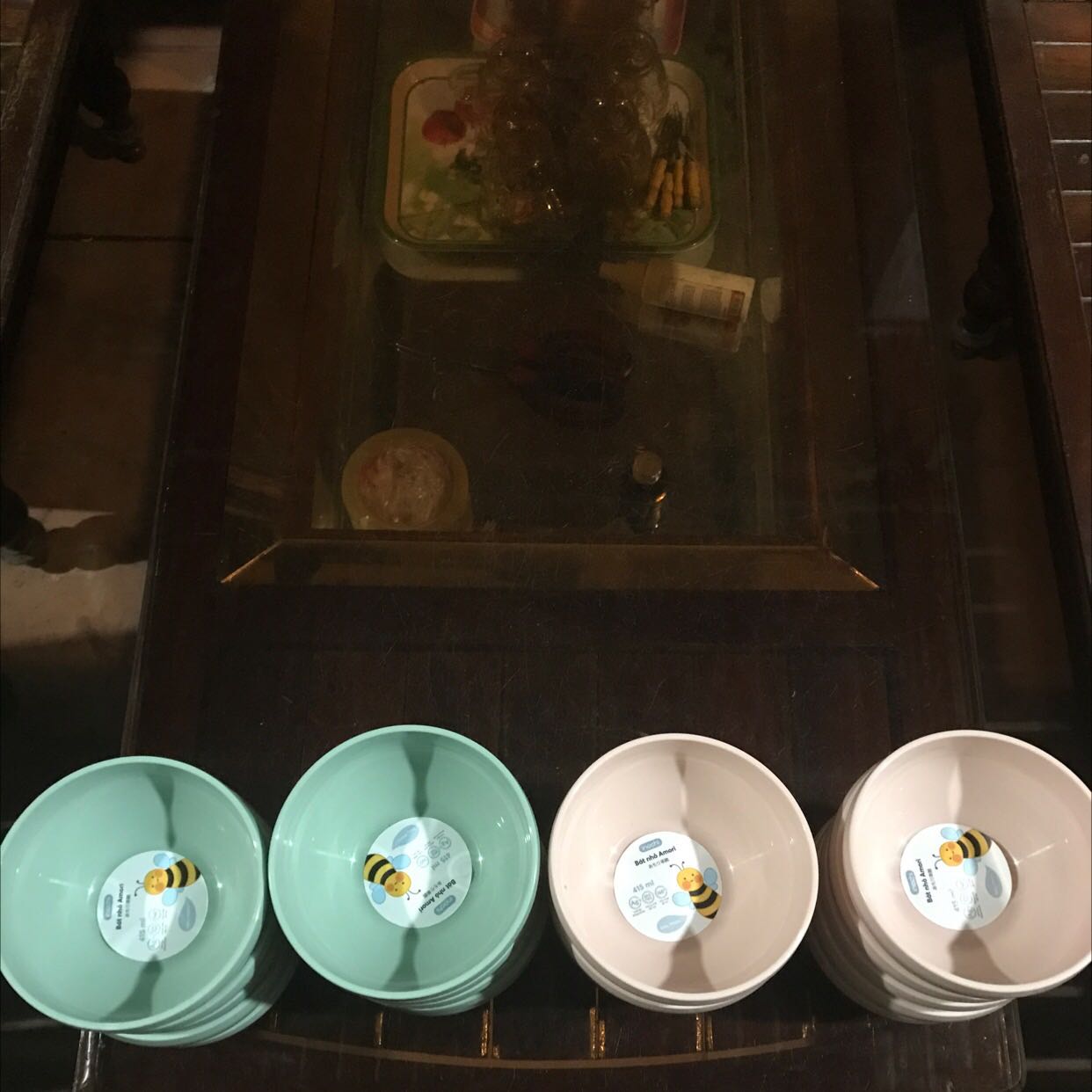 Bát rất đẹp , rơi không vỡ, rửa mau sạch, không có mùi hôi,nhận đủ số lượng : 10 bát màu hồng, 10 bát màu xanh ngọc. Màu giao ngẫu nhiên. Các cháu bé nhà mình thích lắm.