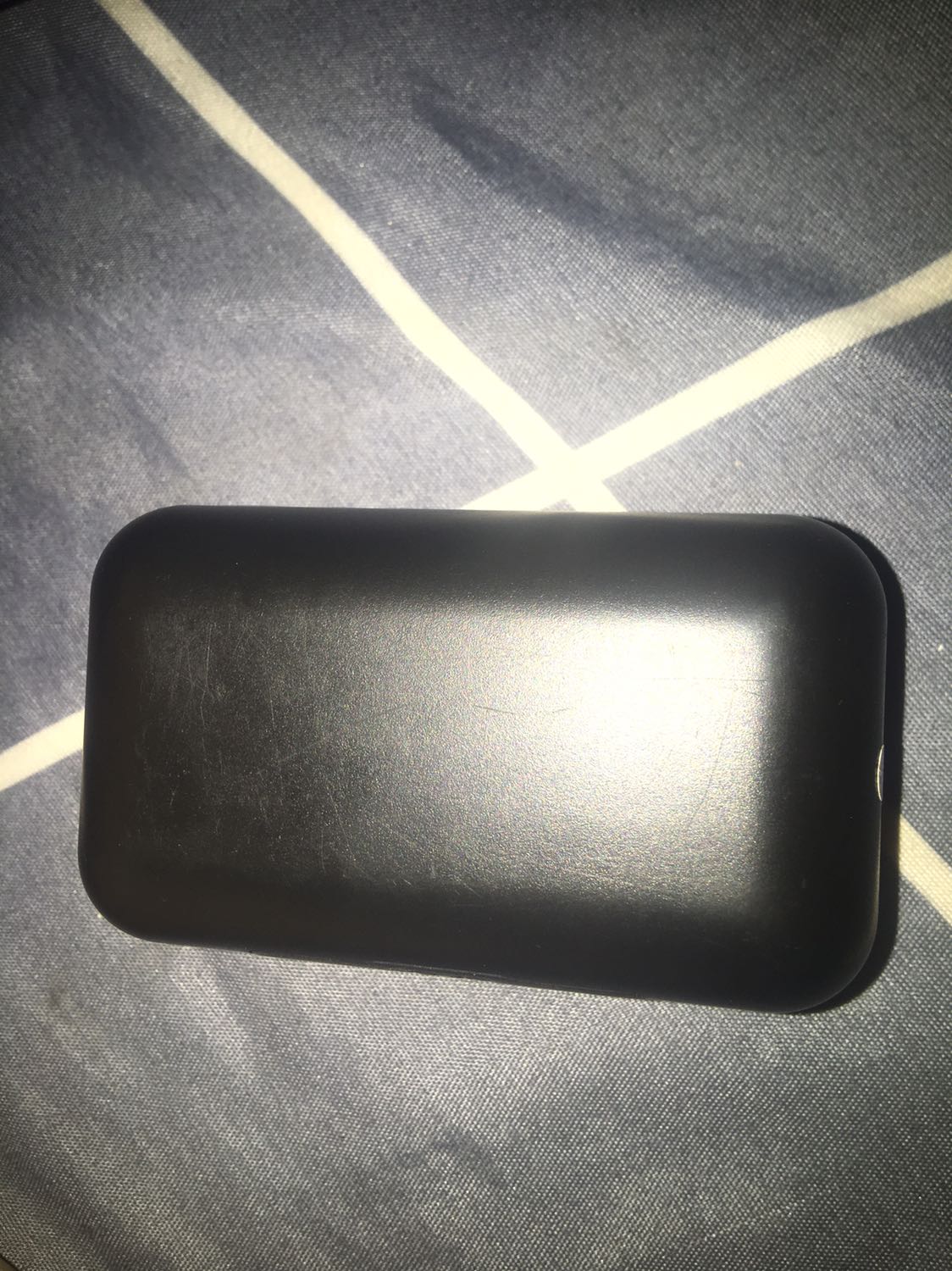 Hàng gửi về giống hàng cũ í bị xước vỏ với một bên đèn k đỏ, tai nghe đã được để trong hộp trước và k có bao bảo vệ
Mới nhận hàng mà cứ tưởng dùng lâu rồi í
Đợt này đang dịch đổi hàng khó khăn nên thôi xui v