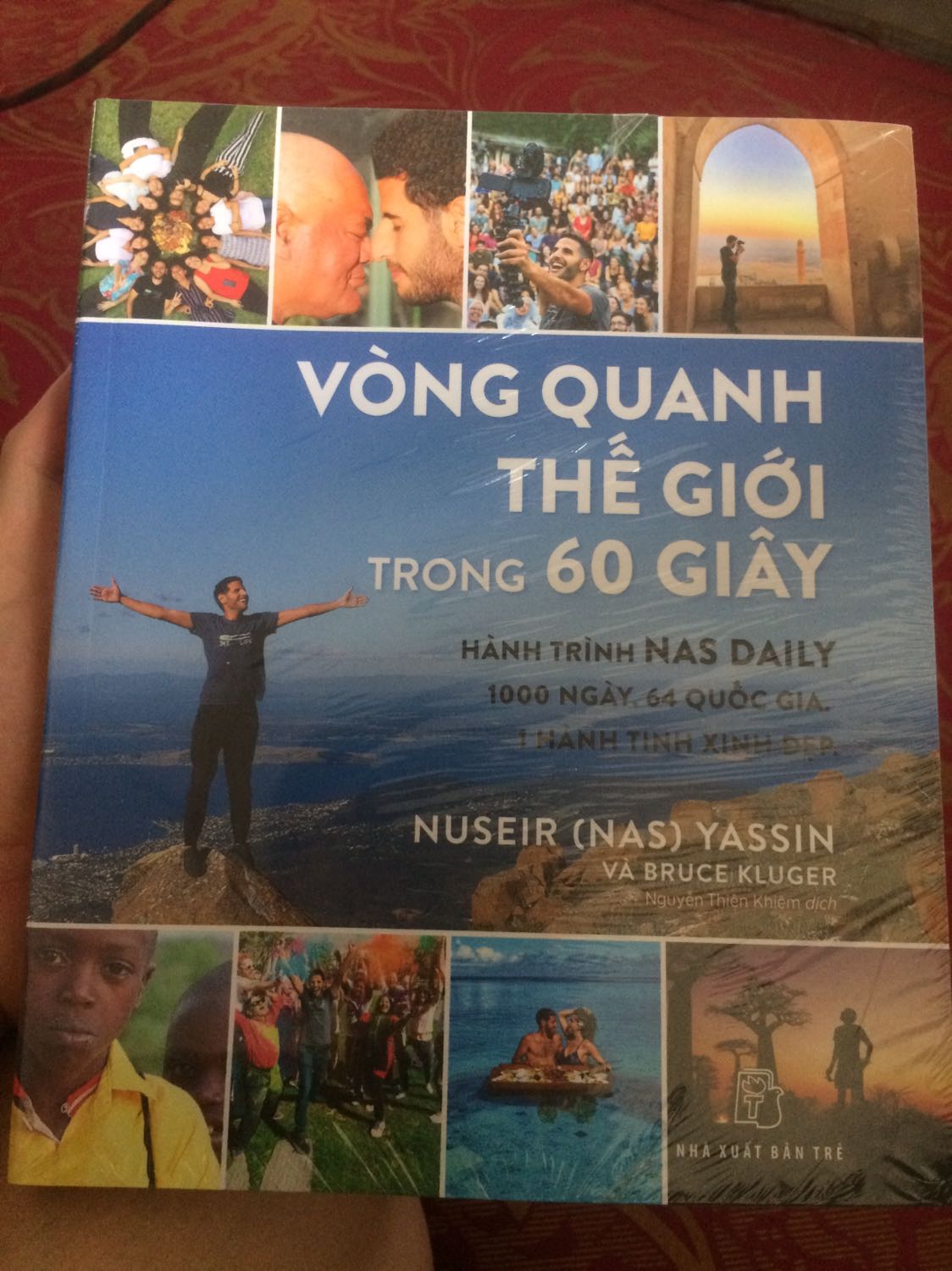 Sách được bọc cẩn thận, chất lượng giấy tốt, mùa dịch ko được đi chơi nên đi du lịch cùng anh Nas qua sách cũng khá thú vị. Mình nghĩ nếu các phần hình ảnh có màu sẽ cuốn hút và thể hiện rõ nét vẽ đẹp của các địa danh cũng như cảm xúc của câu chuyện hơn