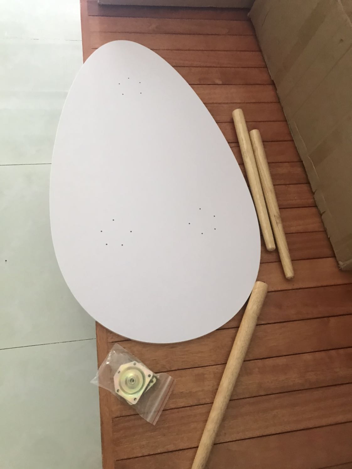 Mặt bàn kh bị trầy. Chưa ráp nên kh biết có bập bênh kh. Đóng gói khá tệ vì đồ nặng nhưng kh có miếng chống sốc hên là mấy cái chân kh cọ trầy bàn. Giao hàng nhanh. Ráp xong sẽ quay lại đánh giá tiếp.

Đã ráp xong nên quay lại bổ sung. Bàn ok kh có bị bập bênh. Xinh lắm mà có 120k quá rẻ