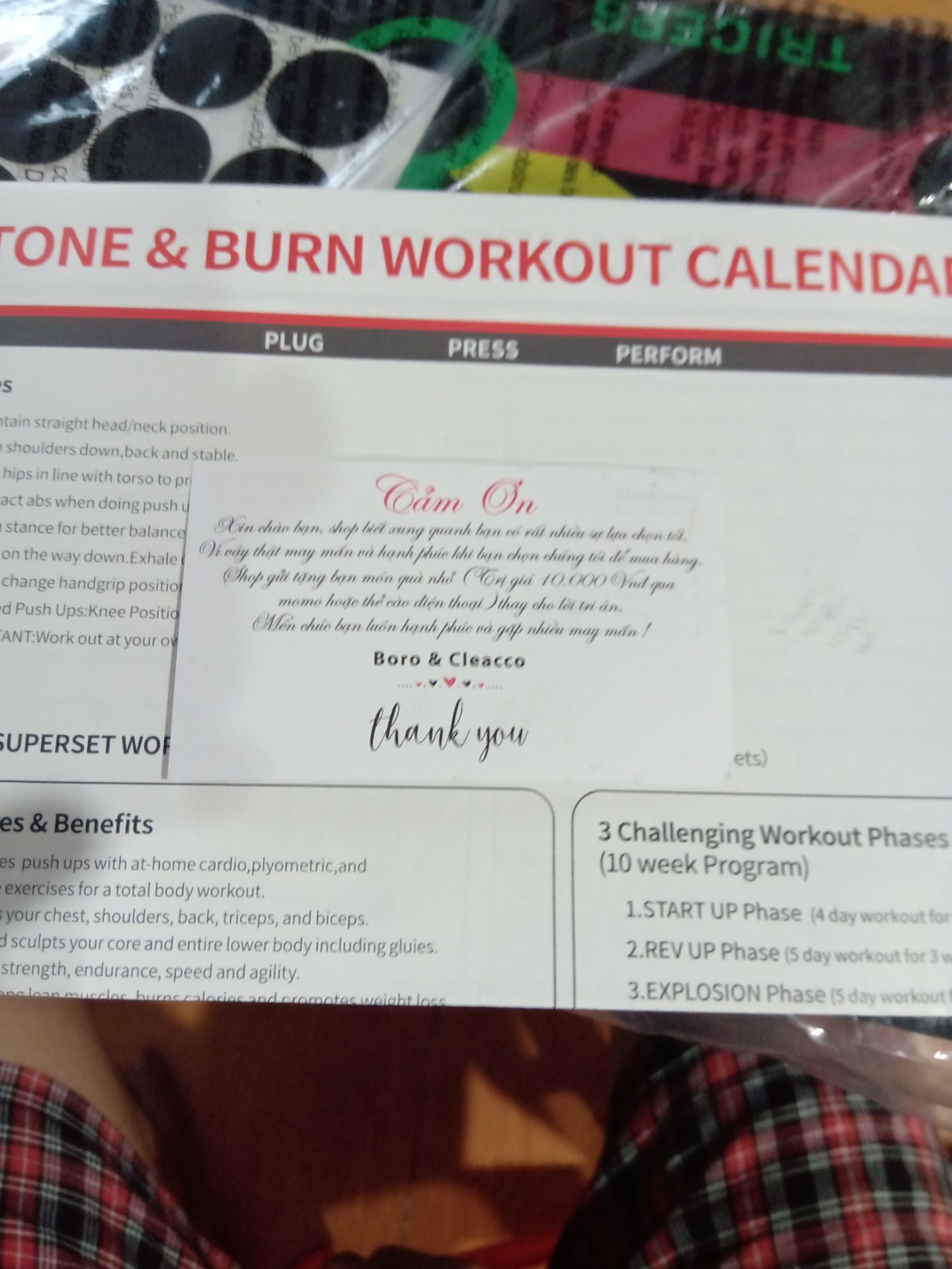 hàng khi ship tới thì hộp đã bị hư hỏng khá nhiều. Chắc do về vấn đề vận chuyển mùa dịch nên hàng hư hại cũng may không hỏng hóc bên trong, nhờ tiki xem lại phần mày giùm mình nhé. Về sản phẩm thấy chắc chắn, giống quảng cáo :)) nhưng chất lượng xem qua là okay đấy, còn bền lâu hay không là chuyện khác. Thử xong sẽ rõ. Cảm ơn nhà cung cấp, Tiki và các anh shipper nhé. Mọi người vất vả rồi ạ