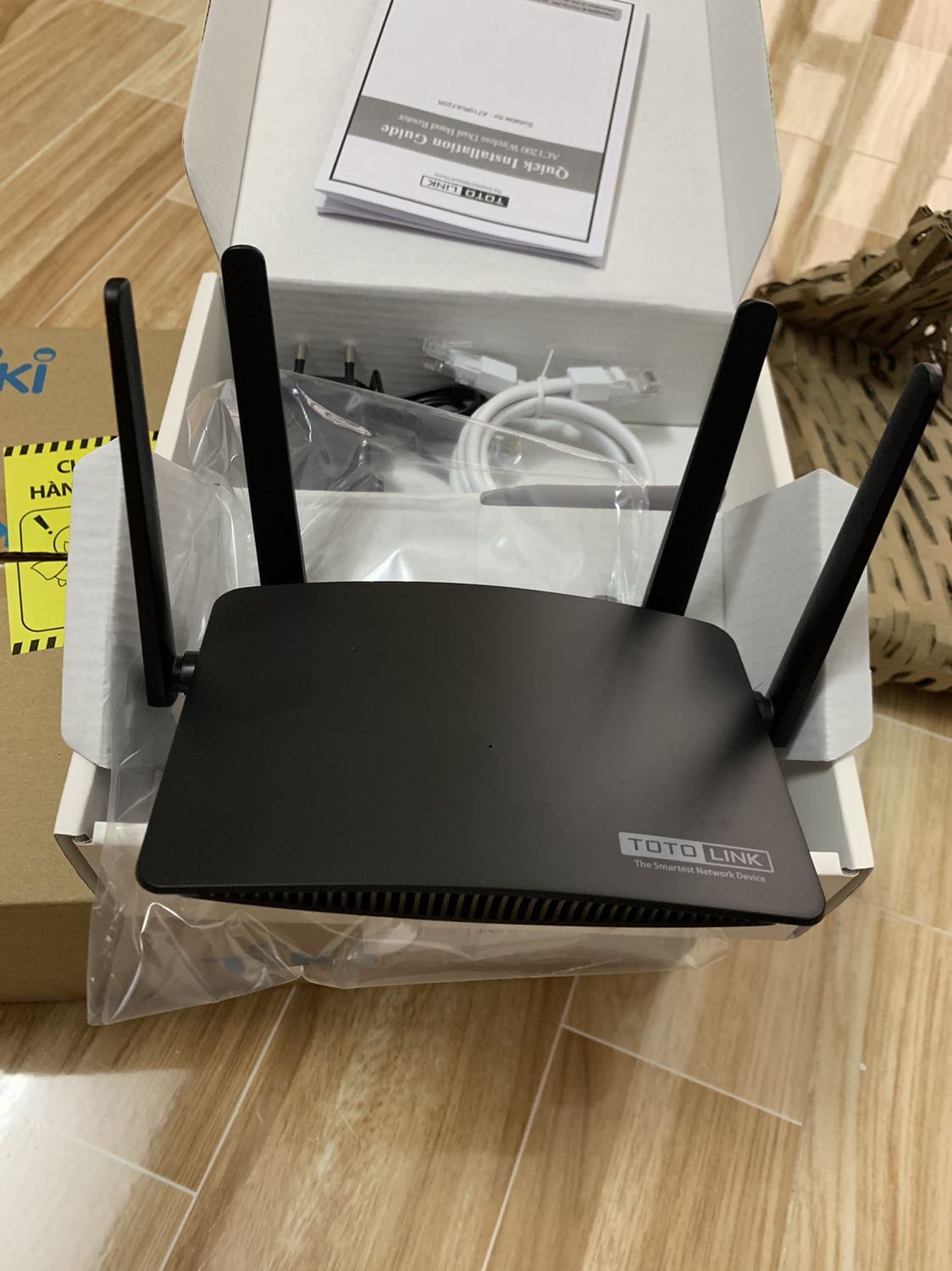 Giao hang dung lịch. Shop dong goi can than.  San phẩm đẹp gọn. Ket noi với moderm chính don gian. Nhà tôi 2 tầng, đặt router o tang 1, song Wi-Fi phủ đều cho *** tang. Can co thời gian su dung de biết độ bên của thiết bị