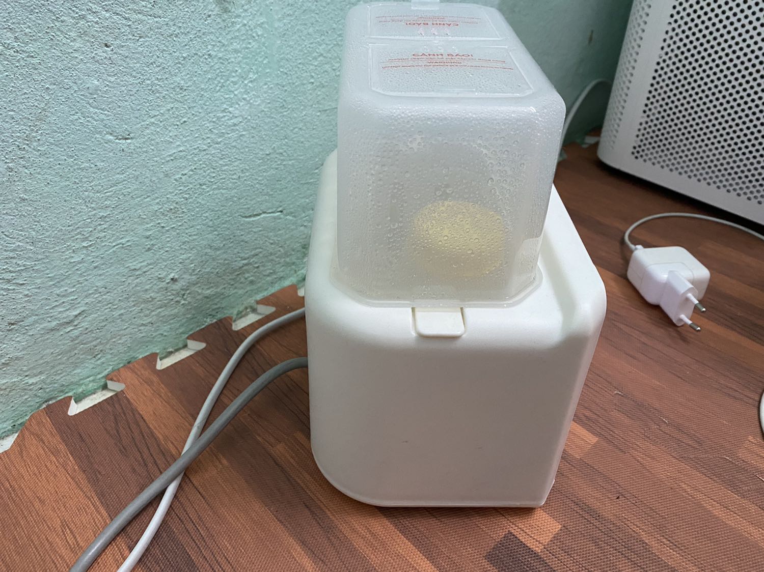 Quá xịn sò, nhà bán Mẹ bé Sóc Nâu bán ok. Nhiều người cứ bảo còn 1 lớp bóng kính sao ko thấy để bóc, mng phải cạo cạo bóc mạnh tay vào, có lớp bóng kính đó. Phải bóc lớp đó thì điều khiển mới thuận tiện. Hihi. 2 ngăn quá tiện luôn đó ạ, thi thoảng vừa hâm sữa lại cho lọ nước muối nhỏ mũi vào hâm cũng tiện vô cùng :3