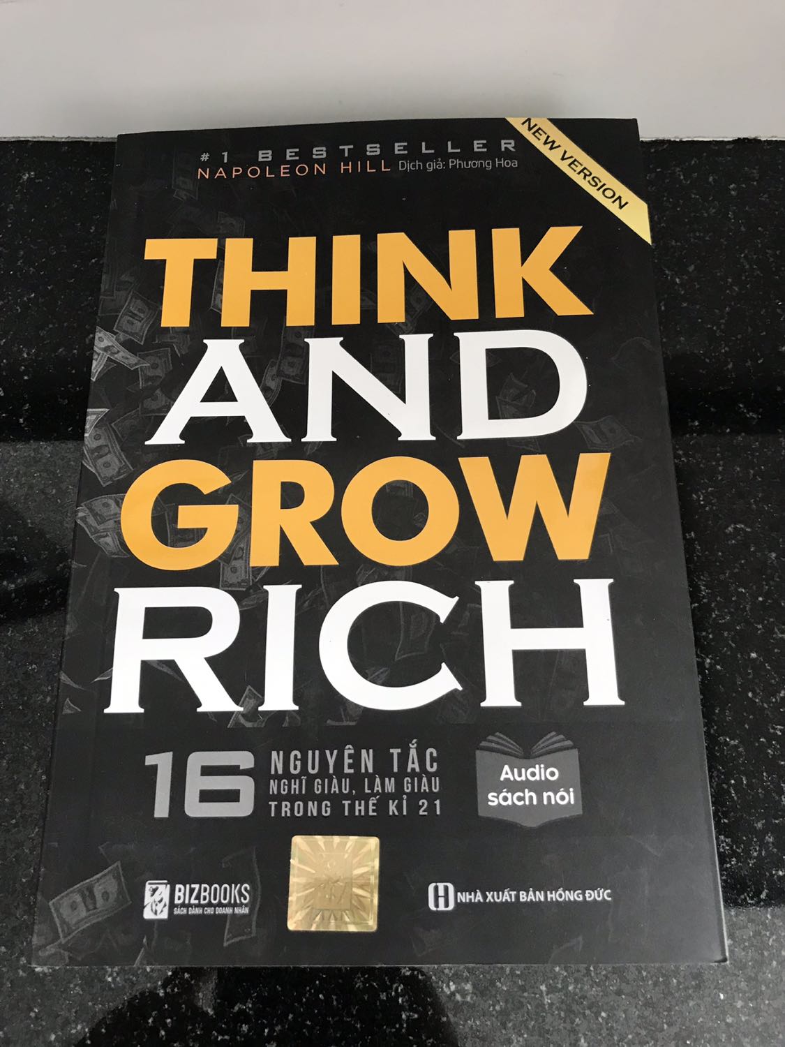 Trước đó mình đã đọc phiên bản 13 nguyên tắc của quyển này. Phiên bản 13 nguyên tắc cũng khá hay nhưng hơi lỗi thời so với thời đại hiện nay. Phiên bản mới này bổ sung thêm 3 nguyên tắc nữa và có hiệu chỉnh nội dung cho phù hợp với bây giờ. Vì vậy về nội dung thì rất hài lòng. Chỉ có góp ý nhỏ về đóng gói của tiki, bỏ sách trong thùng khá rộng nhưng lại ko chèn gì để cố định sách nên dẫn đến sách hơi bị “cong vênh”. Nhưng không sao, vẫn không ảnh hưởng gì đáng kể nên vẫn để 5 sao.