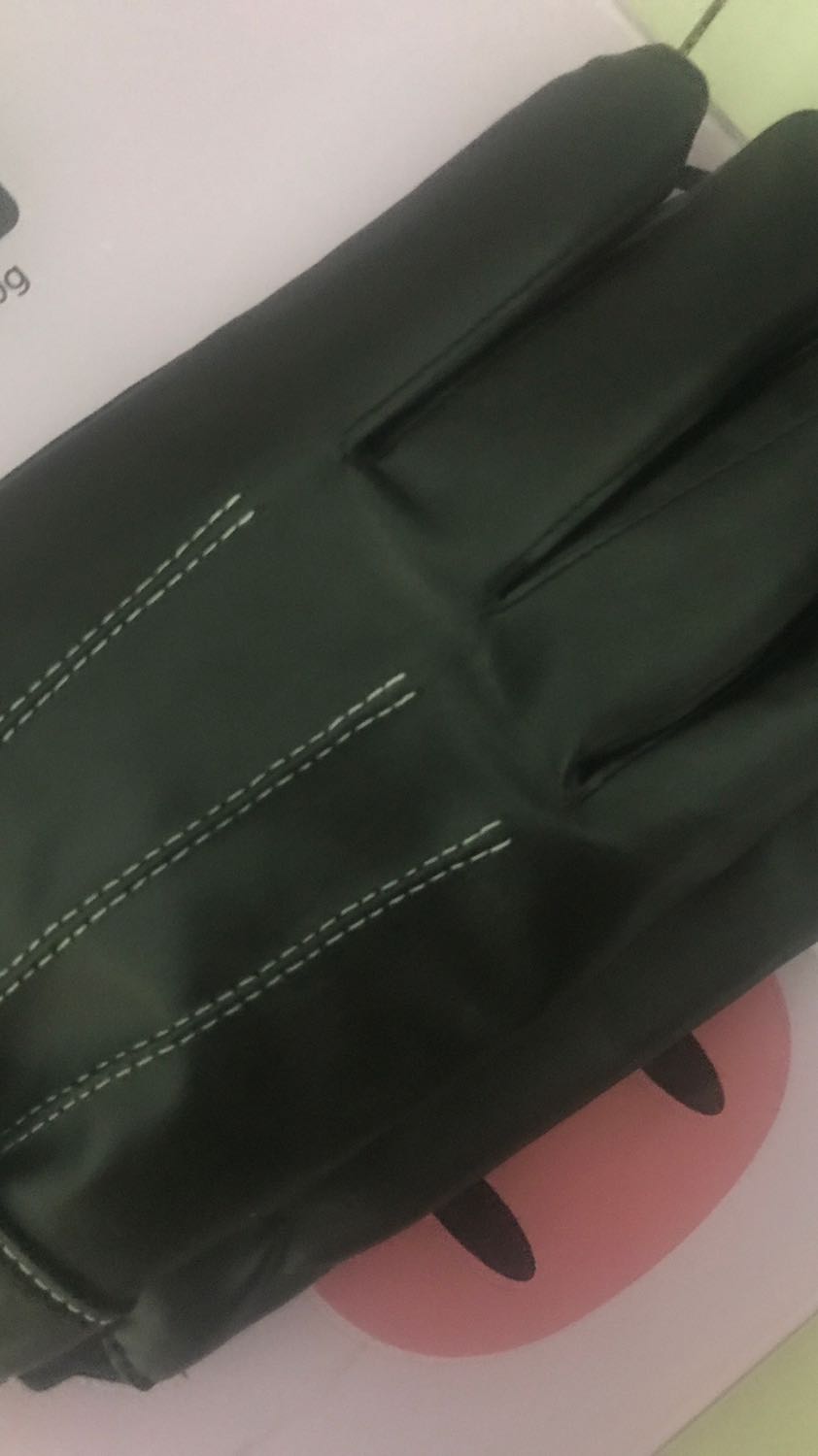 Găng tay da mềm mại, lớp lót lông đeo vào rất ấm và êm tay nữa, không có cảm giác thôi bởi da. Đeo rất mềm mại và dễ chịu. Cảm ứng điện thoại ngon lành. Nói chung so với tầm giá thì đánh giá 5 sao ủng hộ shop luôn.
