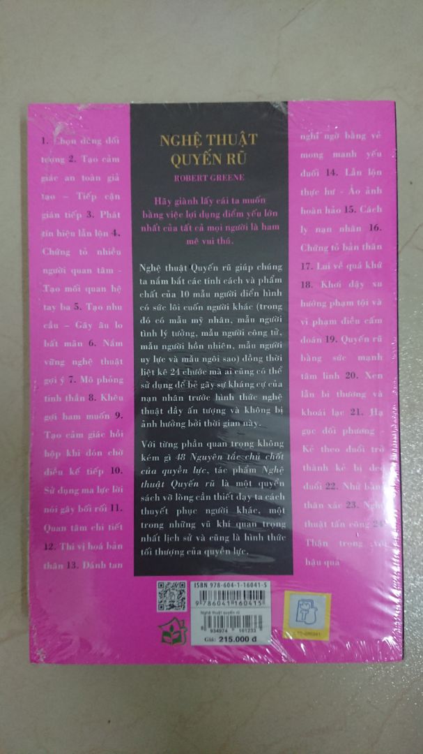 Giao hàng nhanh, đóng gói cẩn thận. Trừ việc nxb trẻ làm bìa với giấy này sách không được bền, dễ quoăn móp (so với first new,  bizbooks và một số nxb khác mình từng mua). Về nội dung thì sách đáng để đọc, liên kết với nhiều câu chuyện thực tế (khá nhiều liên quan tới thế kỷ 17 đến 20), đưa ra các mẫu người trong cuộc sống, cách ta thể hiện mẫu người đó, cái "hiểm họa" của mẫu người đó để ta tránh không lạm dụng sự "quyến rũ" (mình mới đọc được nửa cuốn nên chưa đánh giá hết được).