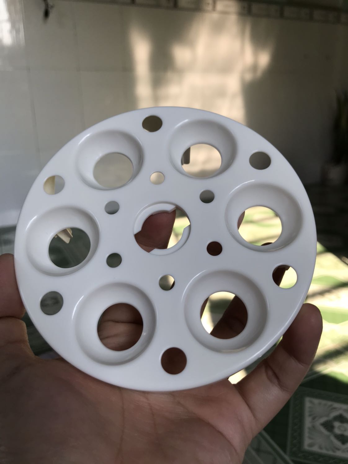 Chọn tới chọn lui chọn e này dù giá tiền mắc gấp đôi nhưng nó có thương hiệu, về chất lượng thì hài lòng tuyệt đối, máy rất xinh, chắc chắn, đầy đủ phụ kiện ,inox 304 dày,nấu nước rất nhanh sôi khoảng 5 phút, Thanks tiki