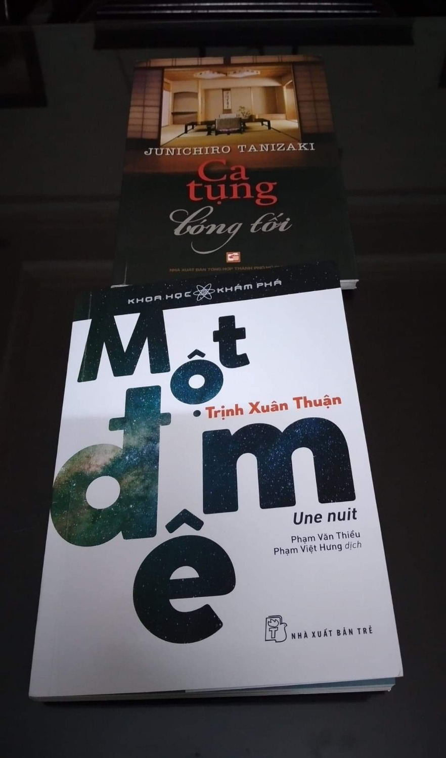 Nói chung, mình rất hài lòng về các mặt hàng mình mua từ tiki từ trước cho tới giờ. Hàng được đóng gói cẩn thận, nhanh chóng và đúng hẹn. Nhân viên đưa hàng vui vẻ, tử tế, dễ thương. Do bận công việc nên mình chỉ mới tranh thủ viết sơ vài dòng nhận xét gửi cho Tiki hai hôm nay thôi như một lời xin lỗi muộn và cám ơn chân thành.
MỘT ĐÊM, tác phẩm mới nhất của nhà Thiên văn học nổi tiếng Trịnh Xuân Thuận (do Phạm Văn Thiều và Phạm Việt Hưng dịch,  Nxb Trẻ ấn hành quý II-2020). Sách in lần này quá đẹp, quá trang trọng và đáng yêu cả về nội dung lẫn hình thức trình bày. Sách in màu trên giấy tốt, với nhiều ảnh minh họa đẹp. Một tác phẩm nên thơ, tuyệt vời! 
Như thế là mình có đủ trọn bộ sách phổ biến khoa học của Nhà Vật lý Thiên văn Trịnh Xuân Thuận rồi. Cám ơn tác giả và các dịch giả. Cám ơn Tiki.
Huế, 25/6/2020
HTP
