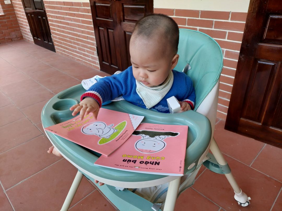 bé nhà mình thích cuốn này cực kỳ. bé mới 4 tháng mà mẹ cứ đọc là chăm chú nghe với nhìn truyện lắm bé nhà mình thích cuốn này cực kỳ. bé mới 4 tháng mà mẹ cứ đọc là chăm chú nghe với nhìn truyện lắm